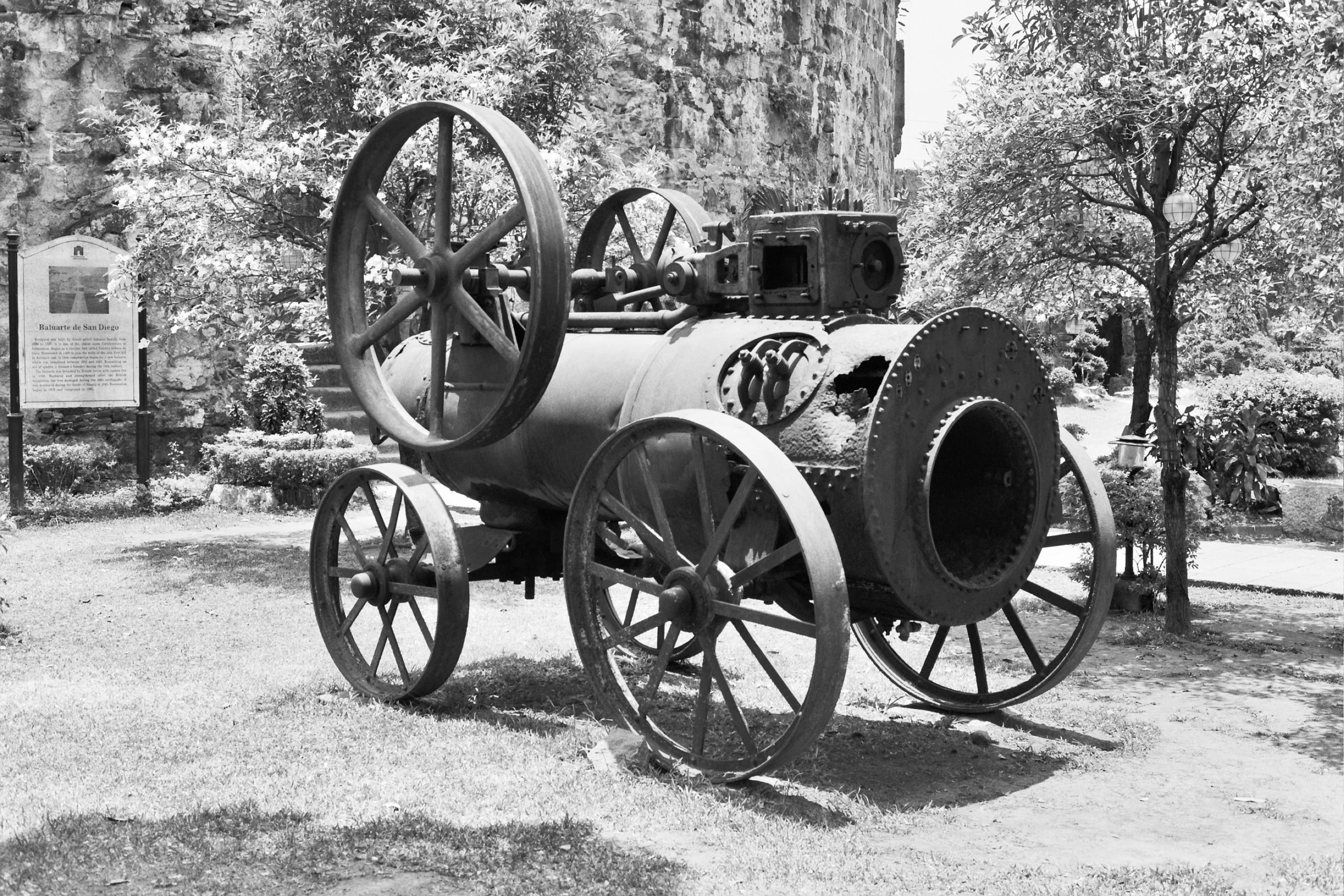 Antique steam traction engine on the lawn beside the Baluarte de San Diego marker